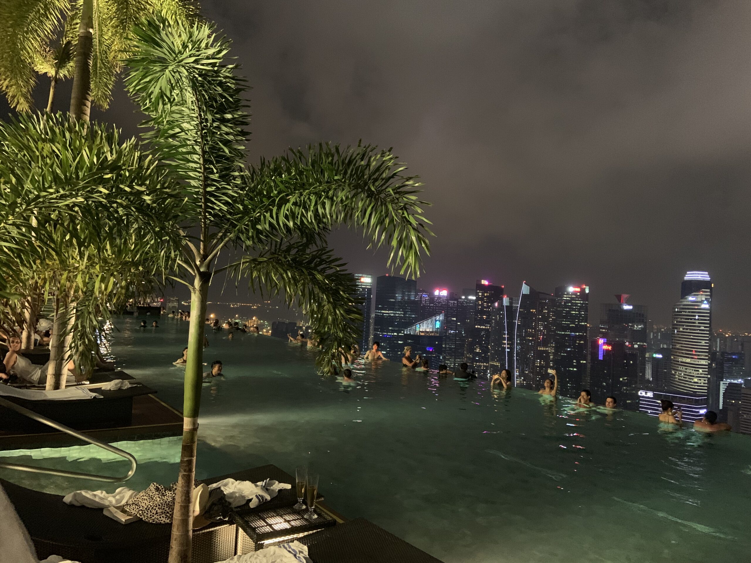 入住憧憬已久的濱海灣金沙｜頂樓泳池夜晚最美