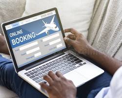 person booking flight tickets on laptop(AI 生成)